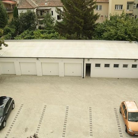 Riverside Apartman With Free Parking 杰尔 外观 照片