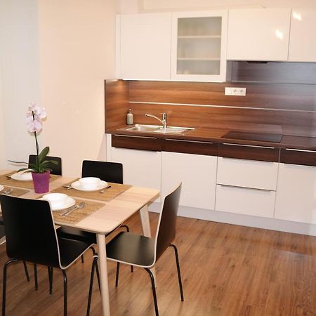 Riverside Apartman With Free Parking 杰尔 外观 照片