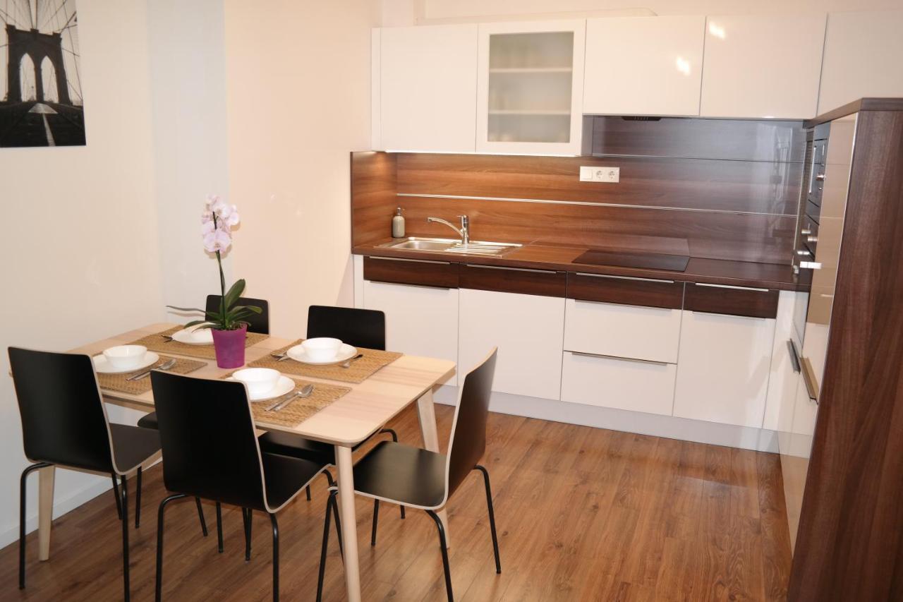 Riverside Apartman With Free Parking 杰尔 外观 照片