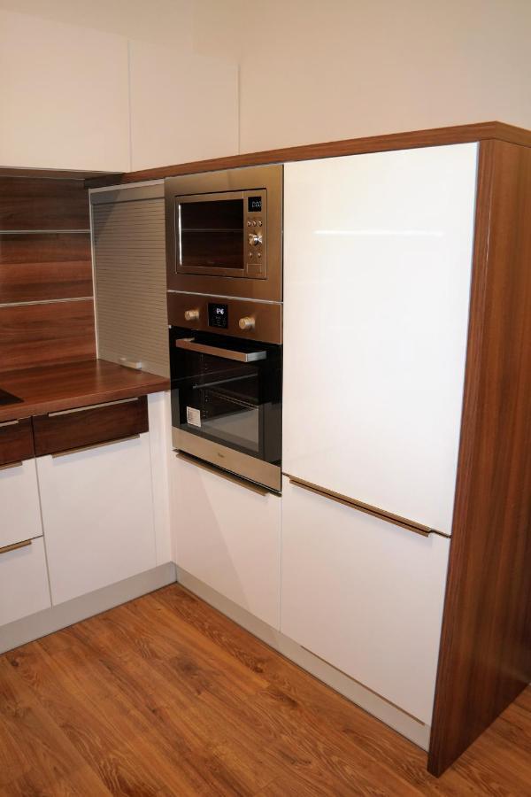 Riverside Apartman With Free Parking 杰尔 外观 照片