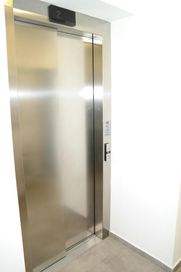 Riverside Apartman With Free Parking 杰尔 外观 照片