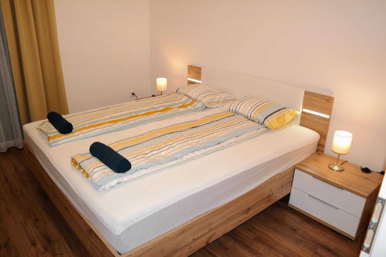 Riverside Apartman With Free Parking 杰尔 外观 照片