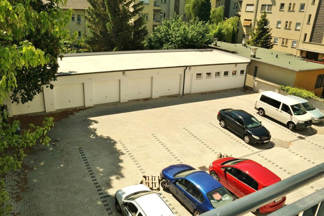 Riverside Apartman With Free Parking 杰尔 外观 照片
