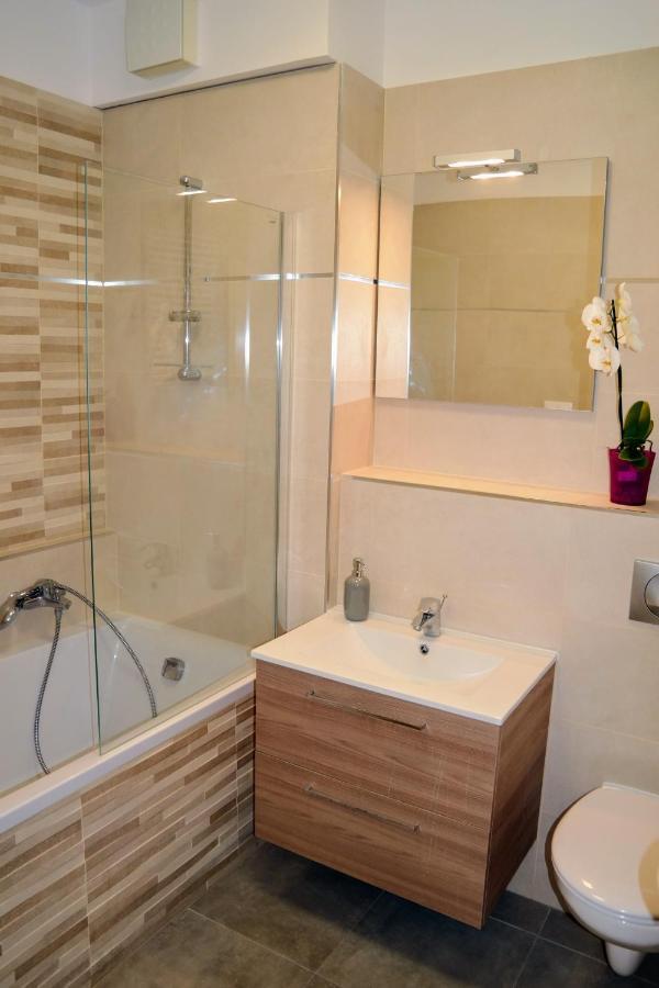 Riverside Apartman With Free Parking 杰尔 外观 照片