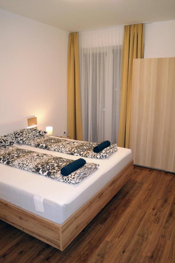 Riverside Apartman With Free Parking 杰尔 外观 照片