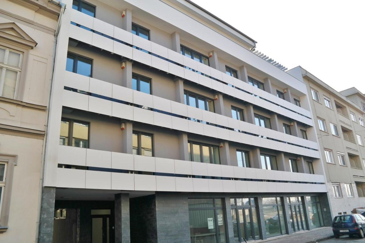 Riverside Apartman With Free Parking 杰尔 外观 照片